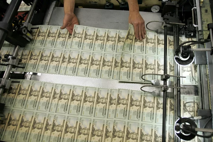 Membaca Kematian Dolar...