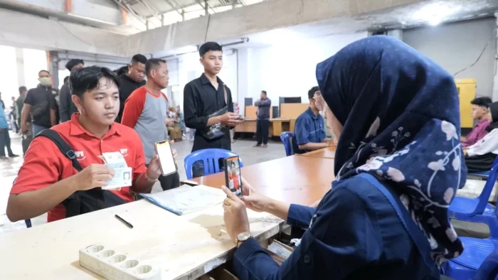 Pos Indonesia Salurkan...