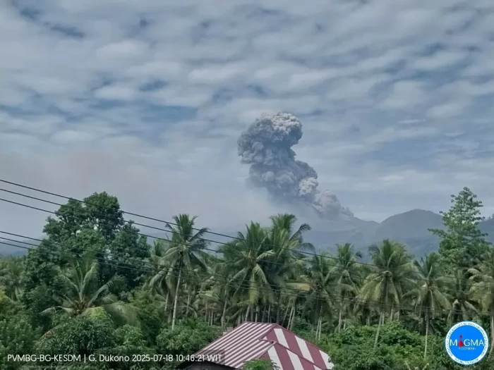 Gunung Dukono di Maluku...