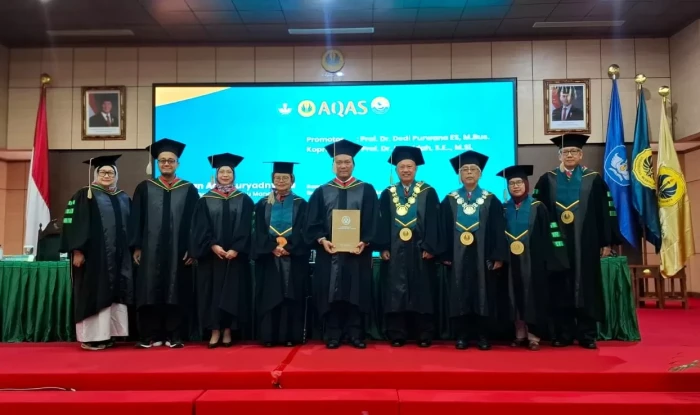 Pertahankan Disertasi,...