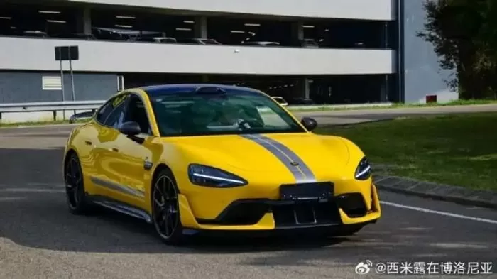 Ferrari Uji Xiaomi SU7...