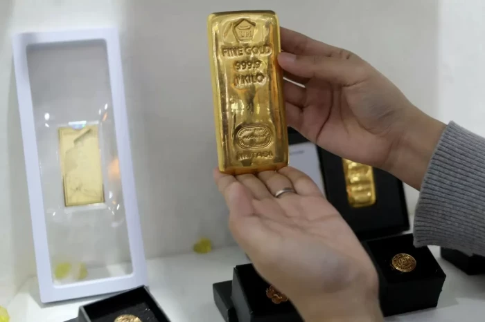 Harga Emas Antam Terjun...