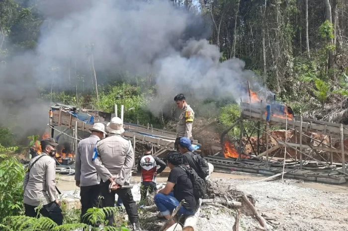 Polda Riau Lanjutkan...