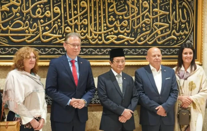 Kunjungi Masjid Istiqlal,...