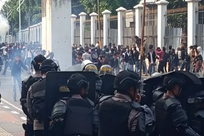 Polisi dan TNI Tembakan...