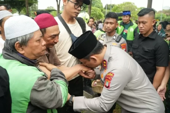 Kapolda Metro Jaya Peluk...