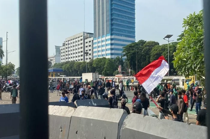 Massa Tutup Jalan Depan...