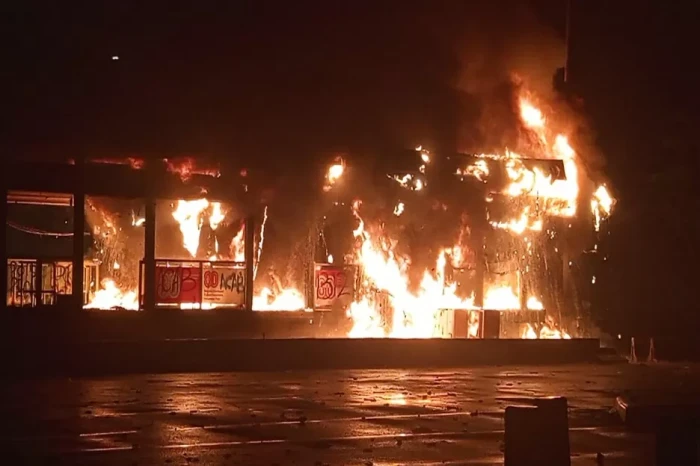 Pengunjuk Rasa Bakar...