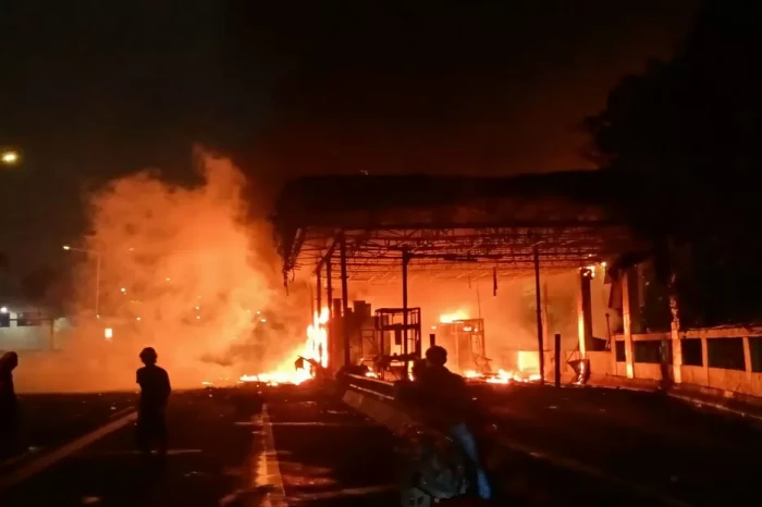 Pengunjuk Rasa Bakar...
