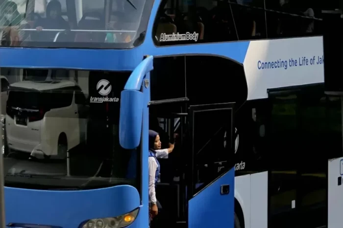 Transjakarta Mulai Beroperasi...