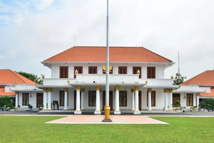 Sejarah Gedung Grahadi:...