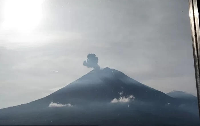 Gunung Semeru Erupsi...