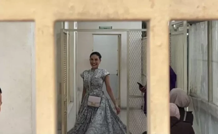 Tampil Bak Cinderella,...