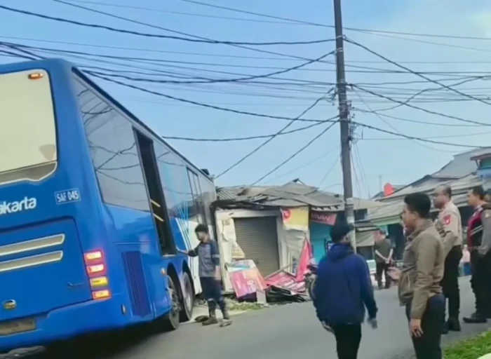 Bus Transjakarta Tabrak...