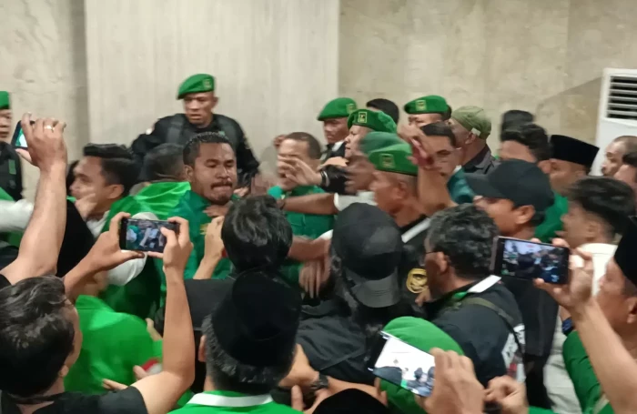 Kericuhan Mewarnai Pembukaan...