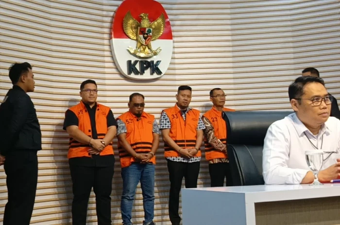Deretan 21 Orang Tersangka...