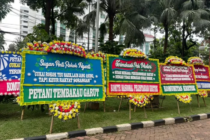 Cukai Rokok Batal Naik,...