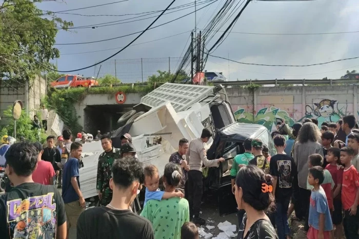 Truk Terjun dari Tol...