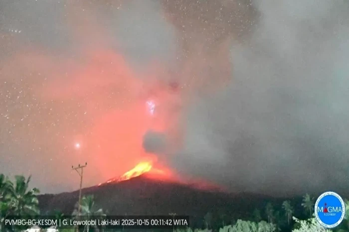 Gunung Lewotobi Laki-laki...