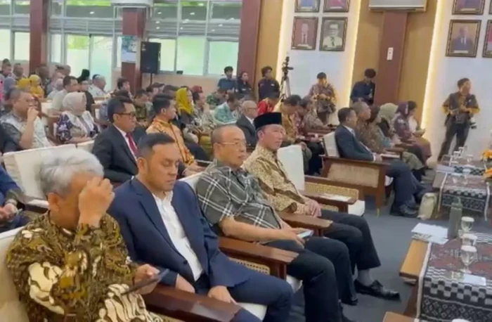Rektor UGM Sambut Jokowi:...