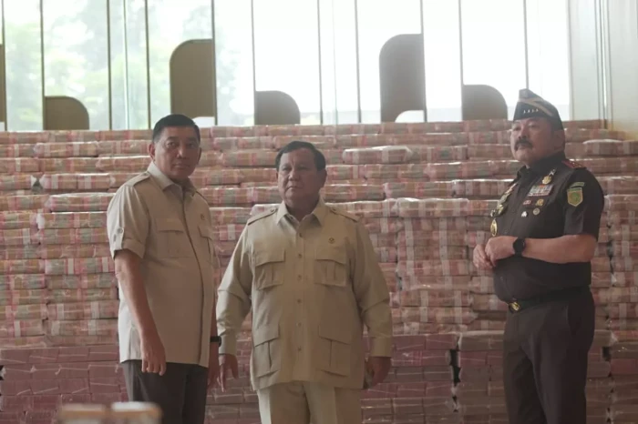 Prabowo Saksikan Penyerahan...