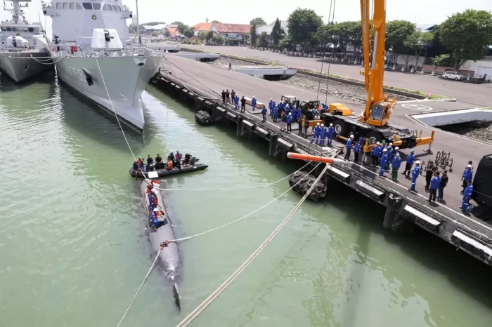Uji Penembakan Torpedo,...