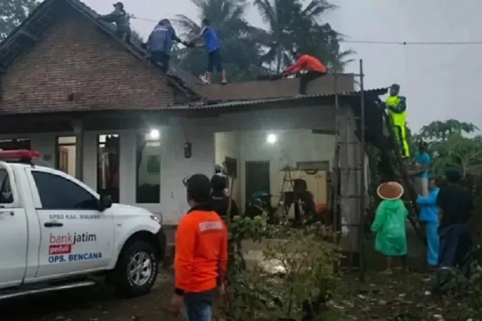 Puluhan Rumah Rusak...