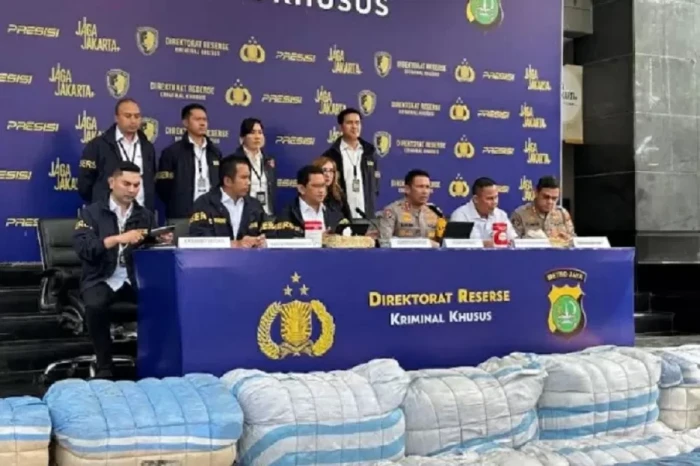 Polisi Buru Sosok Berinisial...