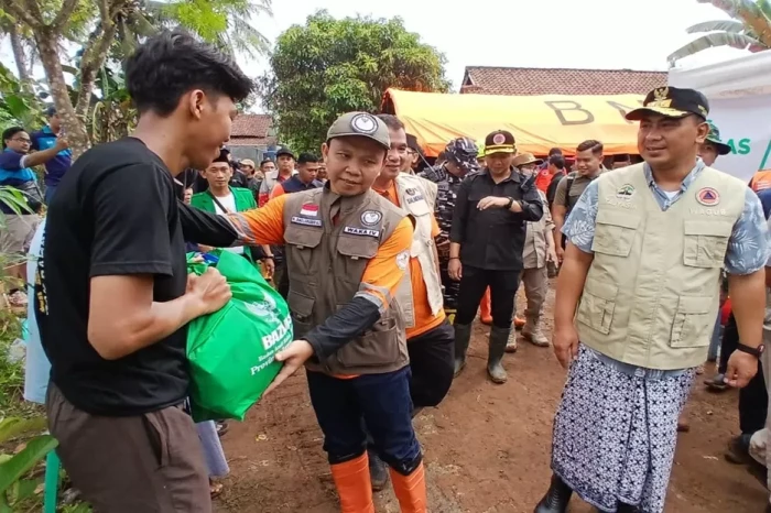 Baznas Berikan Santunan...