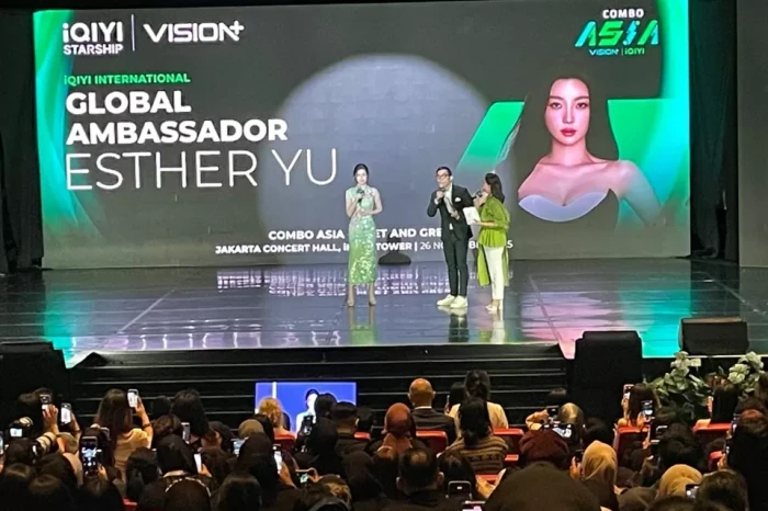 Esther Yu Cicipi Makanan...