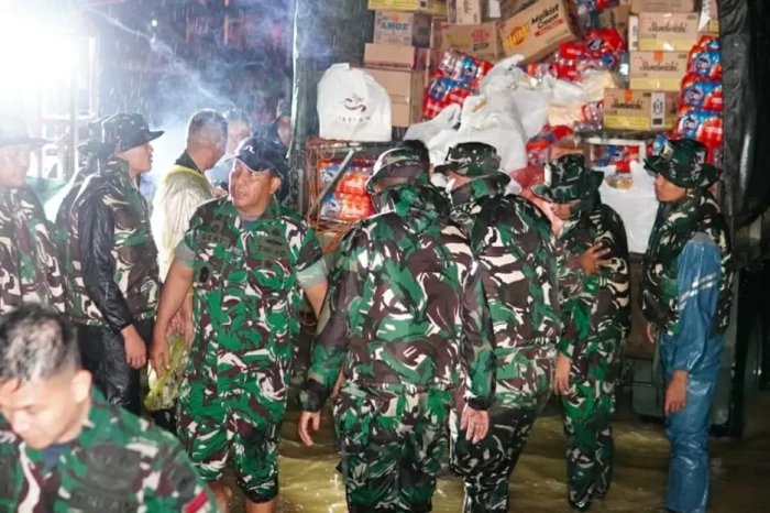 Tinjau Korban Banjir...