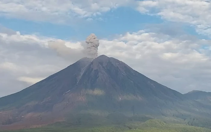 Gunung Semeru Erupsi...