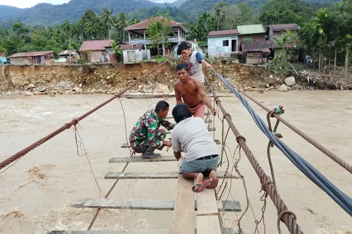 TNI Bersama Warga Perbaiki...