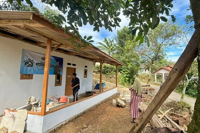 Bantu Warga Kurang Mampu,...