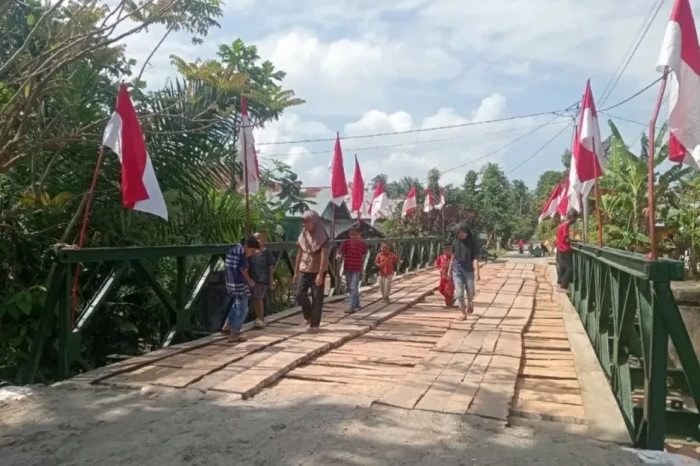 TNI Rampungkan Jembatan...