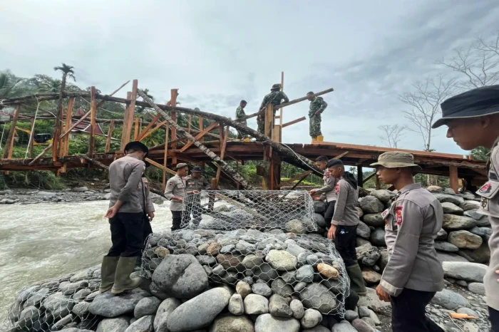 Bangun Jembatan Darurat...
