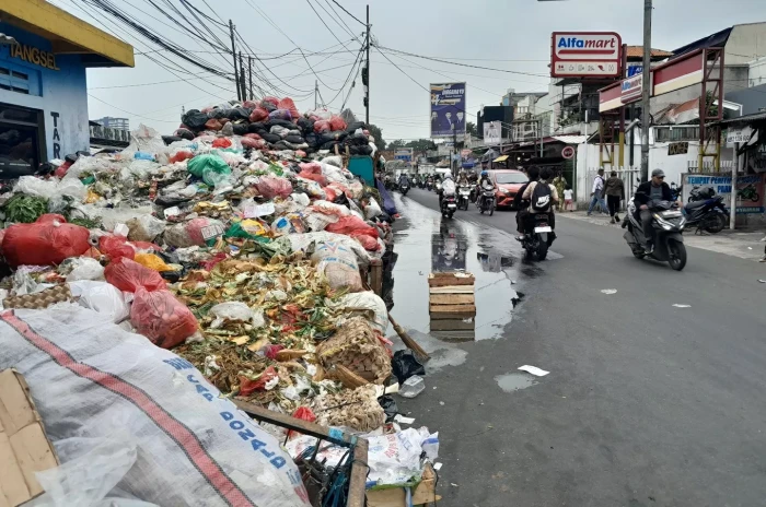 Air Lindi Tumpukan Sampah...