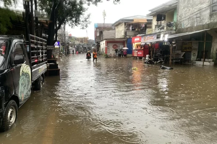 Banjir Setinggi Pinggang...