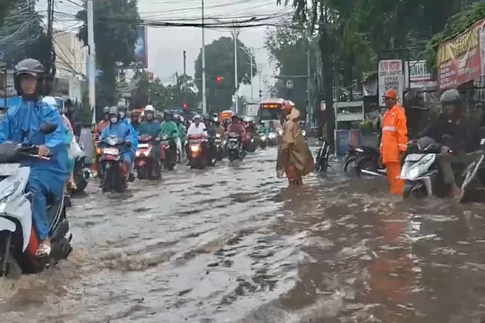 Banjir Rendam Jalan...