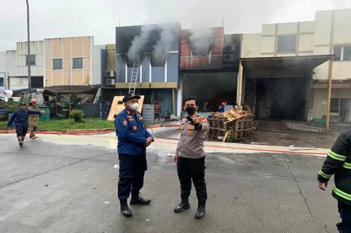 Kebakaran Gudang Pabrik...