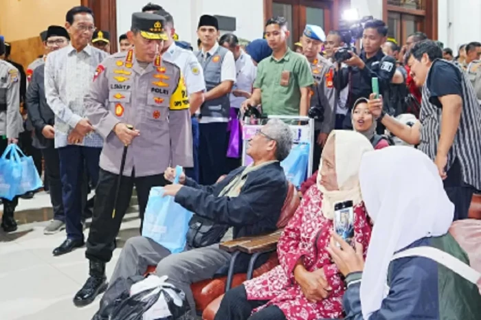 Kapolri Tinjau Stasiun...