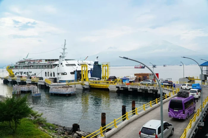 Mengurai Antrean Pelabuhan...