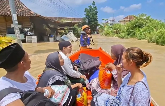 Banjir Terjang Demak,...