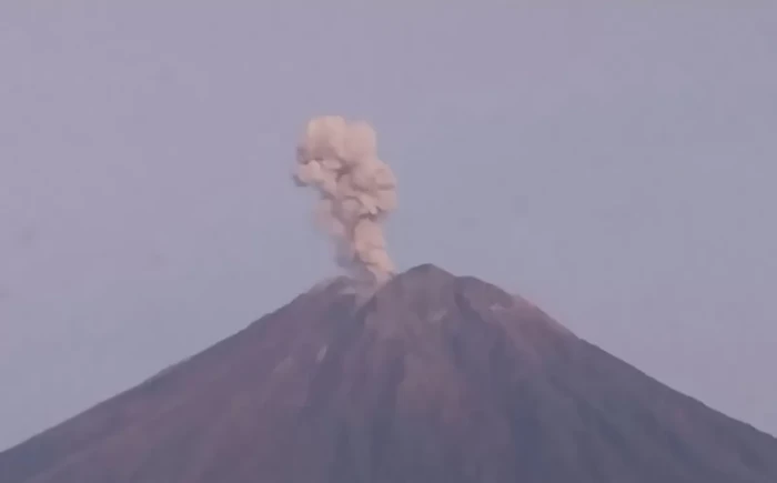 Gunung Semeru Erupsi...