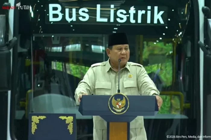 Kunjungi Pabrik Kendaraan...