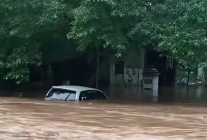 Detik-detik Mobil Terjebak...