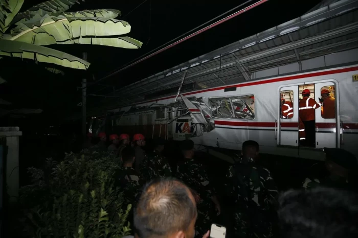 38 Penumpang KRL Dirawat...