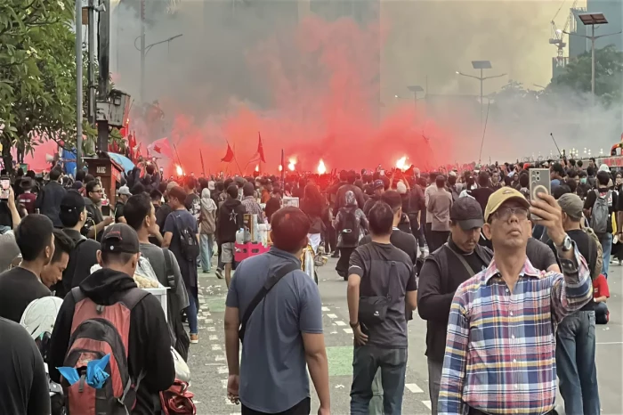 Massa Buruh Masih Demo...