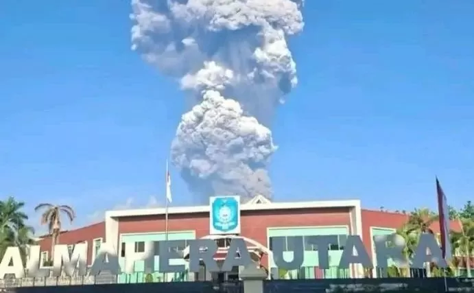 Gunung Dukono Erupsi,...