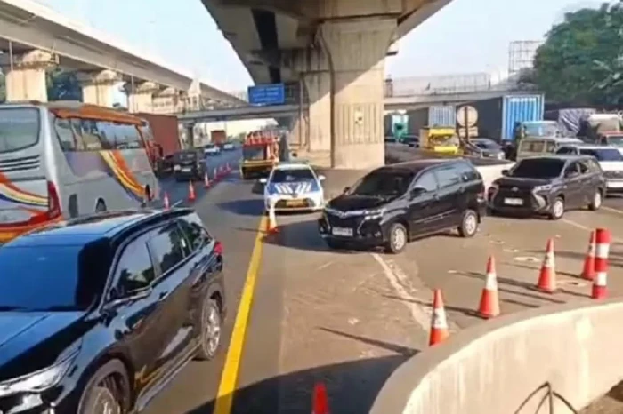 Contraflow Tol Jakarta-Cikampek...